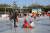  26일 개장한 서초구 서리풀 얼음썰매장에서 어린이들이 썰매를 타고 있는 모습. 토요일인 28일은 온화하고 미세먼지 농도도 높지 않아, 야외나들이하기 좋을 것으로 보인다. [연합뉴스]