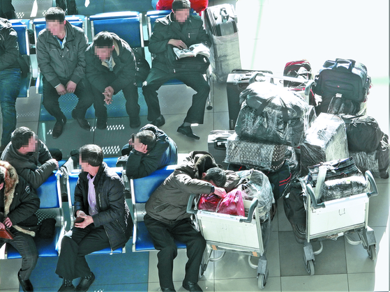 지난 23일 러시아 극동 연해주의 블라디보스토크 국제공항에서 북한 노동자들이 평양행 항공편을 기다리고 있다. 유엔 안보리 대북제재 결의 2397호에 따라 전 세계 모든 해외 파견 북한 노동자들의 송환 시한인 22일에 맞춰 러시아에서도 북한 노동자들의 철수가 이뤄지고 있다. [사진 강동완 교수]