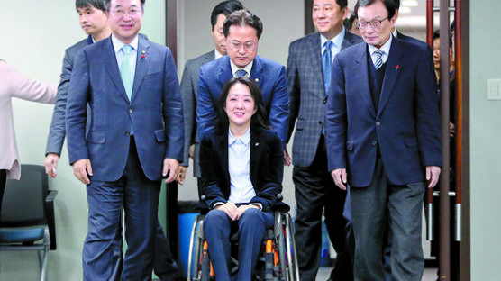 민주당 영입 1호는 40세·여성·장애인 최혜영 교수…‘신라대 인연’ 주목