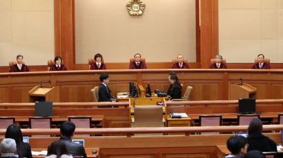헌재 "위안부 합의는 정치 영역"…법적 구속력 없다 판단 