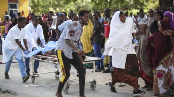 소말리아 차량 폭탄 테러로 최소 30명 사망, 출근길 아수라장 