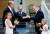 2011년 마이클 블룸버그 뉴욕시장이 동성애자 커플의 결혼식 주례를 보고 있다. [뉴욕AFP=연합]