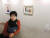 일산 한양문고 주엽점 남윤숙 대표가 그림이 전시된 유럽풍 콘크리트 가구로 장식한 '미술관 카페'를 소개하고 있다. 전익진 기자