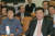 2004년 한나라당 심야 의원총회에서 당시 박근혜 대표와 김덕룡 원내대표가 무거운 표정을 짓고 있다.