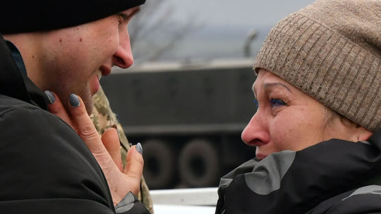 어머니는 포로에서 풀려난 아들을 보고 눈물만 흘렸다. 우크라이나와 친 러시아 반군간의 포로교환