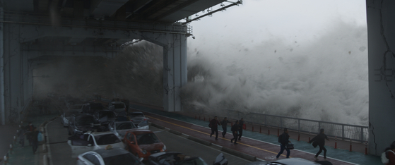 영화 '백두산'에서 백두산 화산 폭발 여파로 일어난 한강 해일이 잠수교를 덮치는 장면이다. [사진 CJ엔터테인먼트·덱스터스튜디오]