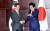 문재인 대통령(왼쪽)과 아베 신조 일본 총리가 24일 중국 쓰촨성 청두 세기성 샹그릴라호텔에서 열린 정상회담에서 악수하고 있다. 이날 중국 공산당 기관지 인민일보는 1면 상단에 한·중 정상회담을, 하단에 중·일 정상회담 소식을 각각 게재했다. [청와대사진기자단]