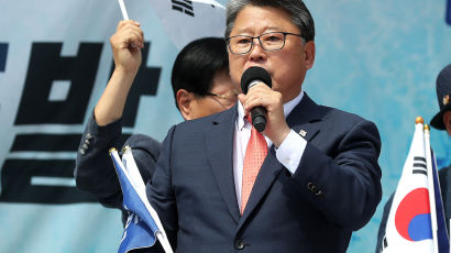 “어설픈 짓 그만하고 전면전할 때” 조원진, 한국당에 연대투쟁 제안
