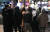 한파특보가 발효된 30일 오후 서울 종로구 세종로네거리에서 추위에 모자를 쓰고 걷는 시민들. 추위는 1월 1일 아침까지 지속된다. [연합뉴스]