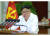 김정은 북한 국무위원장이 29일 열린 7기 5차 전원회의 둘째날 회의에서 연설하고 있다. 머리에 아무것도 바르지 않았다. [사진 노동신문]