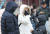 세밑 한파가 시작된 30일 오후 서울 종로구 경복궁에서 두꺼운 외투를 입은 외국인들이 고궁을 둘러보고 있다. [연합뉴스]
