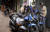 인도 뉴델리 길거리에서 함께 스마트폰을 보는 청년들. [뉴델리=AP]
