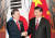 문재인 대통령과 시진핑 중국 국가주석이 회담을 갖기전 악수하고 있다. /청와대