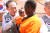 지난 11일 우간다에서 열린 산모 병동 완공식에서 김천수(왼쪽) 굿피플 회장이 아기와 엄마를 보살피고 있다. 굿피플은 2011년 우간다 지부를 설립해 보건의료와 교육지원사업을 진행하고 있다. [사진 굿피플]
