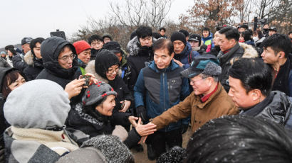 故윤한덕 아들과 아차산 오른 文 "대통령 만난 새해 운수대통"