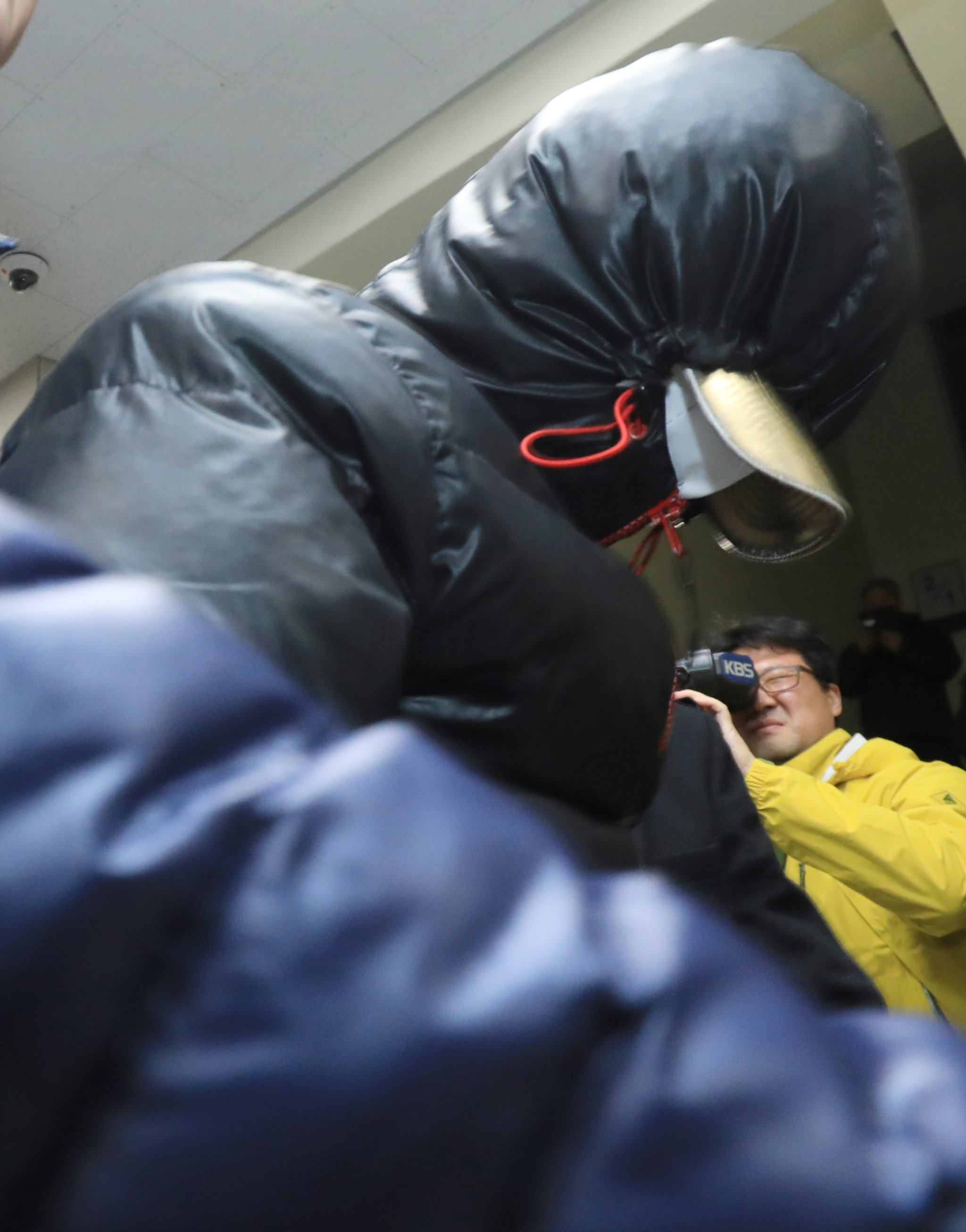 30일 오후 7시쯤 전북 전주시 완산경찰서에 '얼굴 없는 천사'의 성금을 훔쳐 달아난 혐의(특수절도)로 긴급체포된 30대 용의자가 청사에 들어서고 있다. [뉴스1]