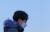 서울 종로구 광화문 네거리에서 두꺼운 외투와 마스크를 착용한 시민이 발걸음을 재촉하고 있다. [연합뉴스]