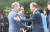 문재인 대통령(오른쪽)이 지난 10월 청와대 녹지원에서 열린 주한외교단 초청 리셥션에서 해리 해리스 주한 미국대사를 반갑게 맞이하고 있다. [청와대사진기자단]