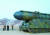 지난해 2월 12일 김정은 북한 국무위원장이 중장거리미사일(MRBM)인 북극성-2형 발사에 앞서 현장을 둘러보고 있다. 북극성-2형은 고체 엔진을 탑재한다. [사진 노동신문]