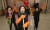 지난해 마지막 날 부산경찰청의 55년생 미화원 친구들이 종무식을 마친 뒤 그룹사운드처럼 노래하고 춤추며 카메라 앞에 섰다. 왼쪽부터 강순옥, 김명식, 최병연, 강길남씨 부산=송봉근 기자