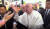  2016년 2월 멕시코 마약 생산의 중심지로 마약 갱단끼리 싸움이 끊이지 않는 마초아칸 주의 주도 모렐리아를 방문한 프란치스코 교황. 교황이 자신의 소매를 잡아끌어 넘어지게한 사람을 나무라고 있다. [사진 동영상 캡처]