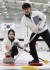송유진(왼쪽)이 전재익과 경북 의성의 경북컬링훈련원에서 훈련하고 있다. 박린 기자
