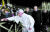 바티칸 성 베드로 광장에서 한 여성이 교황의 손을 잡아 끌자, 교황이 고통스러운 표정을 짓고 있다. [연합뉴스]