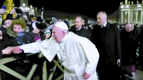 신자 손등 내려친 교황 "인내심 잃었다" 사과