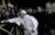 한 여성이 지난해 12월 31일 바티칸 성 베드로 광장에서 프란치스코 교황의 손을 잡아 당기자 교황이 통증을 호소하고 있다. [ 바티칸 미디어·로이터=연합뉴스] 