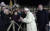 한 여성이 지난해 12월 31일 바티칸 성 베드로 광장에서 프란치스코 교황의 손을 잡아 당기자 교황이 통증을 호소하며 여성의 손을 치고 있다. [ 사진 바티칸미디어 동영상 캡처] 