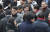 황교안 자유한국당 대표가 2일 국회 본청 앞 계단에서 열린 '새해 국민들께 드리는 인사'에서 의원들과 인사하고 있다. 임현동 기자