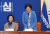 유은혜 사회부총리 겸 교육부장관이 총선 불출마 소감을 말한 뒤 인사하고 있다. 임현동 기자