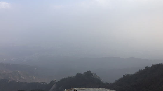 북한산의 배신? 836m 백운대 정상 오르자 미세먼지 '매우나쁨'