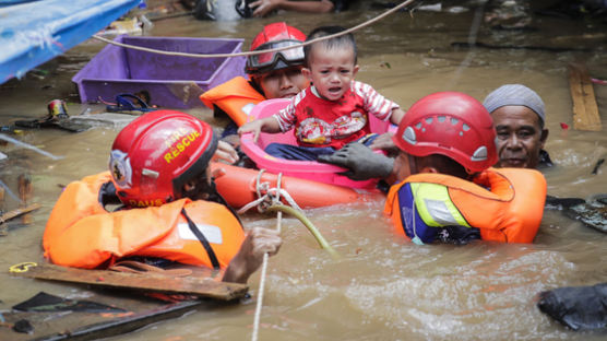 [서소문사진관]13년 만의 기록적인 폭우로 물바다된 인니 30여명 사망
