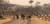 호주 빅토리아주 말라쿠타 지역 주민들이 3일(현지시간) 군인들의 안내를 받으며 마을을 빠져나가고 있다. [AFP=연합뉴스]
