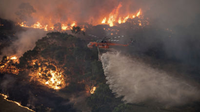 [서소문사진관]해안에 고립된 주민들을 구출하라… 호주 방위군 산불 대피 작전 개시