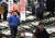 '새 도쿄의 부엌'으로 불리는 도쿄 도요스 시장의 5일 새해 첫 참치 경매 모습. [EPA=연합뉴스]