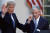 도널드 트럼프 대통령(왼쪽)은 제롬 파월 의장을 겨냥해 금리 인하 압박을 이어가고 있다. / 사진:연합뉴스