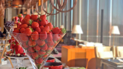 특급 호텔들이 한겨울에 ‘딸기 뷔페’를 여는 이유