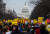 미국과 이란의 전쟁위기가 고조되는 가운데 4일 오후 워싱턴에서 1000여명의 반전 시위대가 백악관 앞부터 의회를 향해 행진하고 있다.[AFP=연합뉴스]