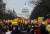 워싱턴에서 열린 반전시위 참가자들이 백악관에서 트럼프 호텔 방향으로 행진하고 있다. [AFP=연합뉴스]