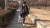 긱블이 자체 제작한 공기청정 캐리어 마스크를 착용하고 거리를 걷고 있다. [사진 왕준열]