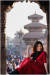 허우옌치 네팔주재 중국대사는 빨간 드레스 차림으로 네팔 카트만두의 명승고적을 찾는 모습을 트윗에 첨부했다. [중국 인민망 캡처]