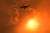 4일 호주 남쪽 나우라 지역 상공에 뜬 비행기가 방화 물질을 뿌리고 있다. 호주 남동주 지역의 계속되는 산불로 일부 지역의 하늘이 빨갛게 물들었다. [로이터=연합뉴스]