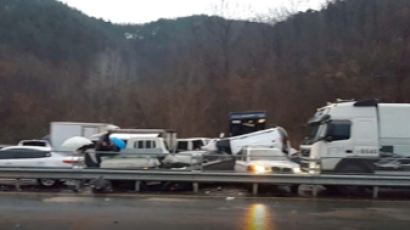 경남 합천 국도 빗길서 승용차 등 40중 추돌사고···8명 부상
