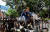 과이도 국회의장이 5일(현지시간) 베네수엘라 새 국회의장을 선출을 앞두고 진압 경찰들이 수도 카라카스의 국회 건물을 봉쇄하자 의사당 담장을 넘어가려 하고 있다. [AFP=연합뉴스]