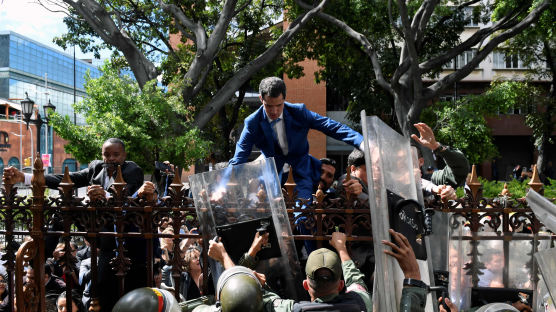 베네수엘라 마두로 대통령 야구장 간 날, 국회의장 과이도는 담장 넘었다