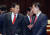자유한국당 심재철 원내대표(왼쪽)와 이만희 의원이 6일 국회에서 열린 의원총회에서 논의하고 있다. [연합뉴스]