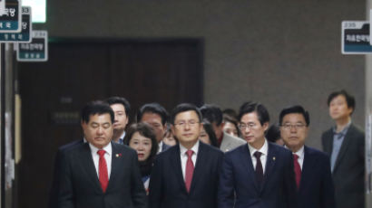 한국당 “靑출신 총선行, 바보들의 행진·무능 계속, 심판될 것”