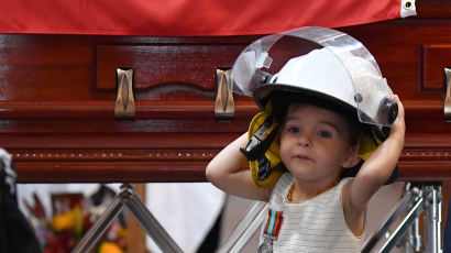 [서소문사진관] 호주 소방관의 장례식, 아빠 헬멧 쓴 19개월 딸